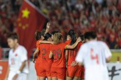 包含国际女足比赛精彩纷呈，双方实力均衡争夺激烈的词条